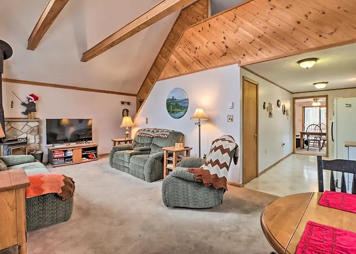 Spacious Pocono Lake Cabin With Community Amenities!