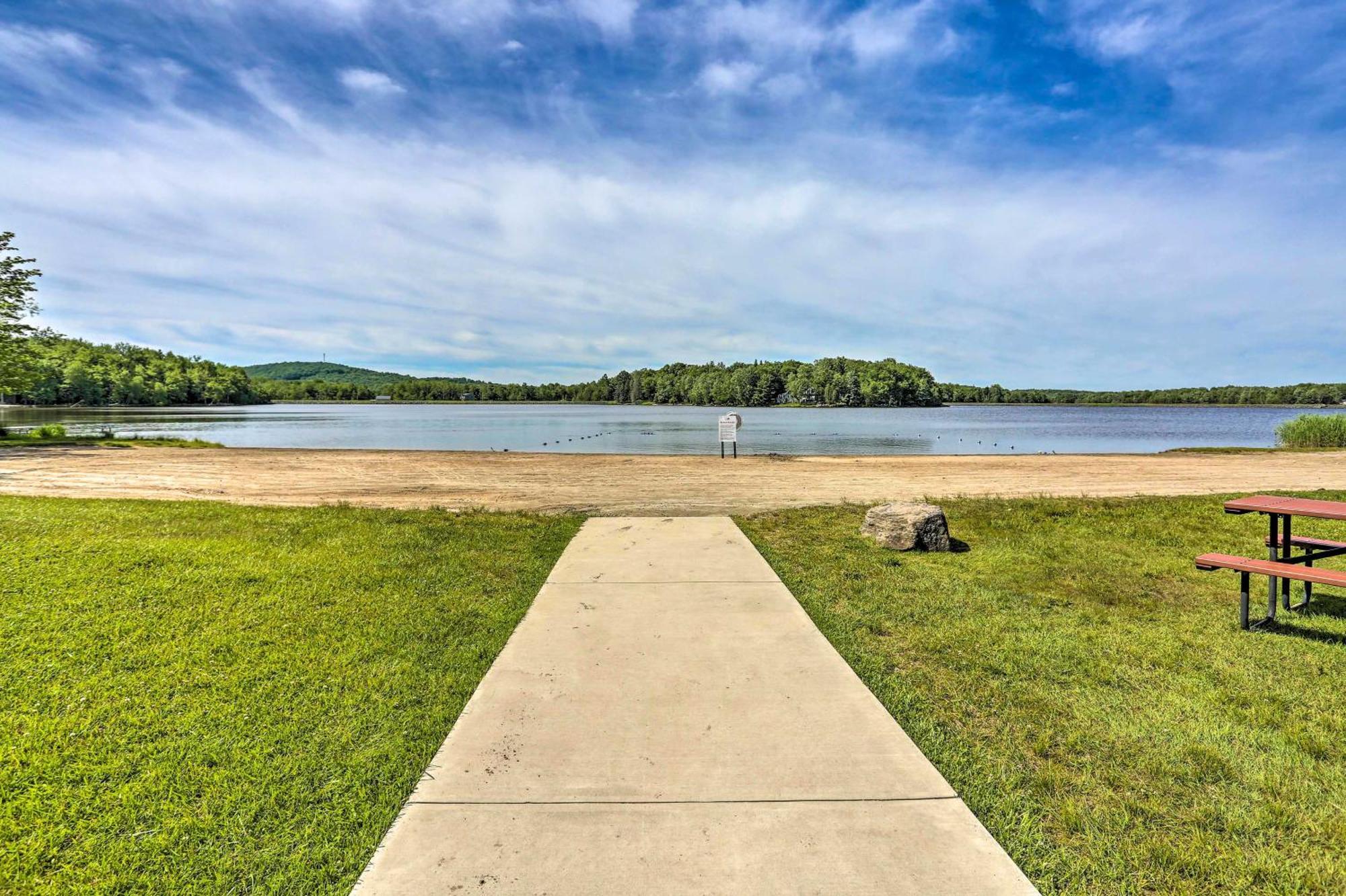 Holiday home Spacious Pocono With Community Amenities! Pocono Lake